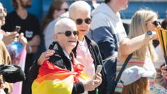 Lliw, steil a dathlu: Pride Cymru yn llenwi strydoedd Caerdydd