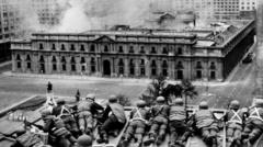 La Moneda em chamas após o atentado liderado por Augusto Pinochet que em 11 de setembro de 1973 pôs fim ao governo do presidente Salvador Allende