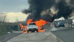 Mam yn diolch i ddau ddyn am achub ei babi naw mis oed o'i char oedd ar dân