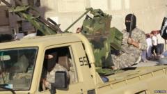 Combatientes de Estado Islámico fuertemente armados atraviesan Raqqa, Siria (30 de junio de 2014)