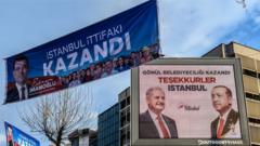 31 Mart'tın ardından İstanbul sokaklarında farklı adayların zaferlerini ilan eden ilanlar asılmıştı