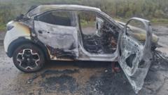 Mam yn diolch i ddau ddyn am achub ei babi naw mis oed o'i char oedd ar dân