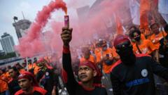Simpatisan dari Partai Buruh melakukan aksi damai dalam rangka Hari Buruh Internasional di Jalan MH Thamrin, Jakarta, Senin (01/05/2023). Dalam aksinya, mereka meminta pemerintah untuk meningkatkan kesejahteraan para buruh.