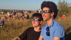 Hunderte versammeln sich, um Sonnenfinsternis am Hang zu sehen