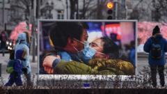 中國官方新華社得獎照片《貴州對口支援湖北鄂州醫療隊337名隊員出征》在俄羅斯莫斯科塔斯社外展出（新華社圖片11/3/2021）