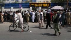 阿富汗民众在喀布尔一家银行外排队（新华社图片31/8/2021）