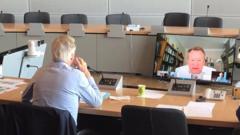 Мишель Барнье (сидит спиной) и Дэвид Фрост (на экране) собираются до июня вести переговоры об окончательном брексите вот в таком формате