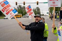 Boeing union hits out over 'final' 30% pay rise offer