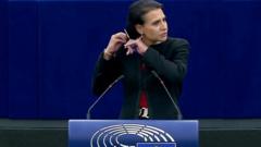 Женщины в Европарламенте остригают свои волосы