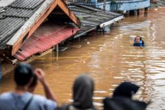 Banjir 'lumpuhkan' Bekasi, ribuan rumah terendam di Tangsel dan Jakarta, warga terdampak diungsikan - 'Semua habis, air merendam rumah saya'