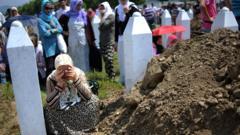 Srebrenitsa'da yakınını kaybeden bir Boşnak mezar başında ağlıyor