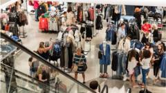 loja de roupas com clientes