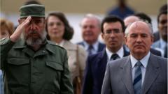 Fidel Castro e Gorbachov em evento ao ar livre