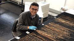 Imagen de Manuel Medrano investigando quipus.