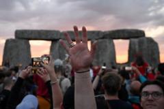 Thousands attend solstice sunrise at Stonehenge