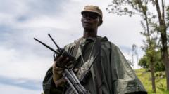 Un soldat congolais observe la base de la Mission de stabilisation de l'Organisation des Nations Unies en République démocratique du Congo (MONUSCO) à Sake, dans l'est de la RDC