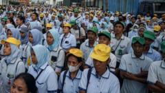 Seberapa realistis pegawai yang terkena gelombang PHK bisa bekerja lagi? - 'Uang saya tinggal Rp200.000, enggak ada lagi'