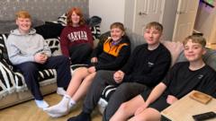 Meibion mam sengl â chanser yn codi miloedd ar gyfer uned cemotherapi