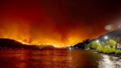 lago com incêndio ao fundo