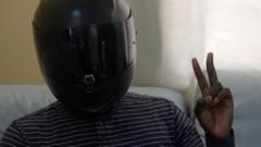 Derrière son casque le motard anonyme sensibilise les usagers et sauve des vies humaines sur les routes de Dakar.