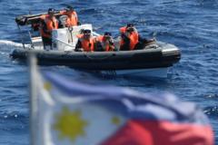 Cảnh sát biển Trung Quốc chụp ảnh tàu của Philippines