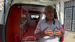 Mahmoud gesticula enquanto falajogo milionária federalfrente a ambulância