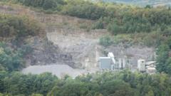 Pentrefwyr yn galw am oedi chwythiadau chwarel wrth boeni am eu diogelwch