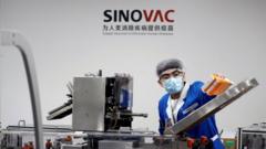 Funcionário da Sinovac em linha de produção da vacina contra o coronavírus
