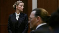 Amber Heard en el fondo y Johnny Depp fueraafiliado esportiva betfoco durante su juicio por difamación, 17afiliado esportiva betmayoafiliado esportiva bet2022