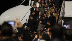 فتحي باشاغا (وسط) الذي عينه البرلمان الليبي رئيسا للبرلمان، يصل إلى مطار معيتيقة الدولي، في طرابلس، ليبيا، في 10 فبراير/شباط 2022.