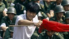 Un manifestante con una bandera frente a soldados chinos, en la Plaza de Tiananmen