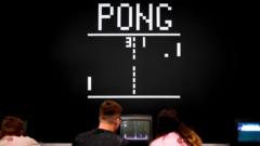 Visitantes jogam Pong em feira de videogames em Colônia, na Alemanha (21 de agosto, 2019)