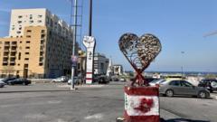تصويرى از ميدان شهدا و قلبى كه از پوكه فشنگ ها و گلوله گاز اشك آور ساخته شده است