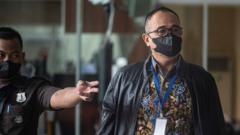 Mantan Kepala Bagian Umum Kantor Wilayah DJP Jakarta Selatan II Rafael Alun Trisambodo duduk di ruang tunggu sebelum menjalani pemeriksaan di Gedung KPK, Jakarta, Rabu (01/03)
