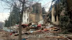 ロシアのミサイル攻撃で大破したマリウポリの劇場