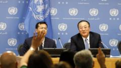 中国在三月成为联合国安理会轮值主席期间，驻联合国大使张军（图右）代表安理会回答记者提问。