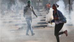قنابل مسيلة للدموع تسقط وسط المتظاهرين في الخرطوم.