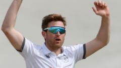 Hants dig in after Dawson takes five Bears wickets
