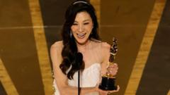 Michelle Yeoh menerima Piala Oscar
