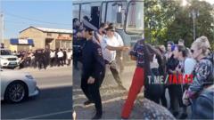 Полицейские и протестующие женщины