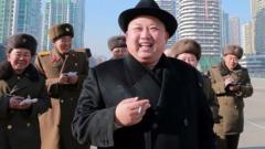 朝鲜领导人金正恩在视察期间经常拿着一支烟。