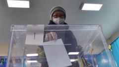 Женщина голосует в Казахстане