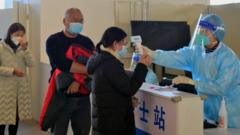 福建福州城市中心發熱門診醫務人員給進入發熱門診的患者測溫（中新社圖片21/12/2022）