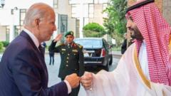 Presiden AS Joe Biden (kiri) meninju Putra Mahkota Saudi Mohammed bin Salman (kanan) di Jeddah, Arab Saudi. Foto: 15 Juli 2022