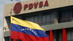Prédio com logo da estatal petroleira Pdvsa, com bandeira venezuelana em frente