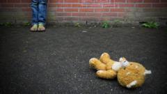 pésbetano casino grátisuma criança e um ursobetano casino grátispelúcia jogado no chão