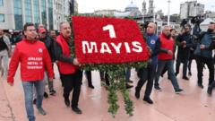 Sendikalar Taksim'de yürüyüş yapıyor