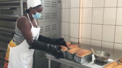 Umugore uri gukora imigati muri Women's Bakery i Kigali