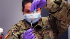 Военный медик с вакциной