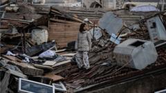 土耳其哈塔伊省發生大地震後，一名站在廢墟中的女孩